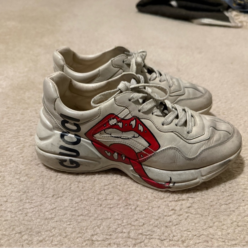 Authentic Gucci Rhyton sneakers with a mouth print in ivory leather.